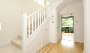 Lovely 3 Bedroom Home with Parking in London, Barnet